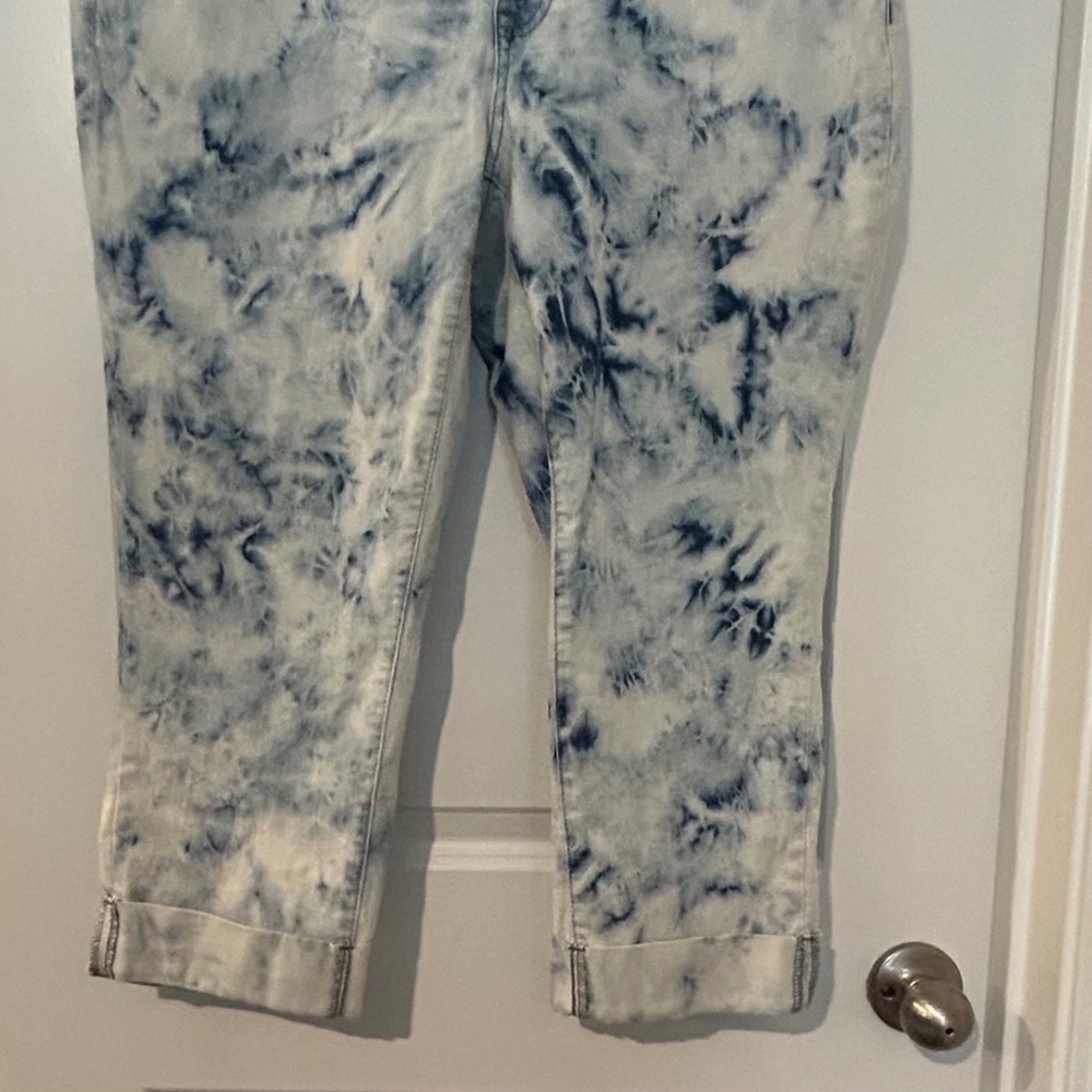 EVRI tie dyed capri Jeans with stretch, and rolled cuffs.